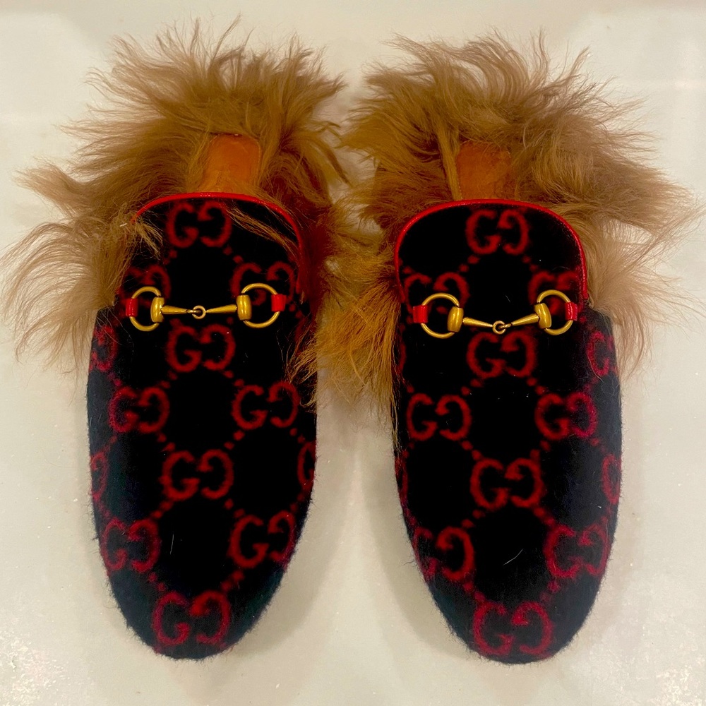Gucci Princetown fur slipper in navy and red. EU 39, US women 8, US men 6.5